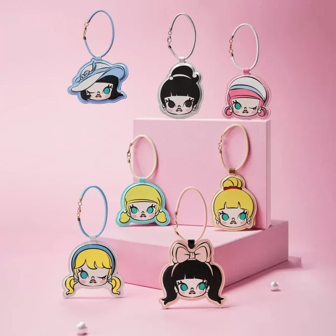 Boîte aveugle avec pendentif porte-cartes de la série Daily Look de MOLLY Boîte aveugle avec pendentif porte-cartes de la série Daily Look de MOLLY