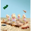 Carte à suspendre en vinyle et peluche de la série Let’s Checkmate des MONSTRES