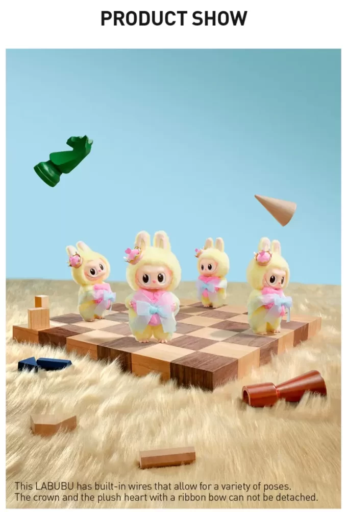 Carte à suspendre en vinyle et peluche de la série Let’s Checkmate des MONSTRES