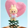 Carte à suspendre en vinyle et peluche de la série Let’s Checkmate des MONSTRES