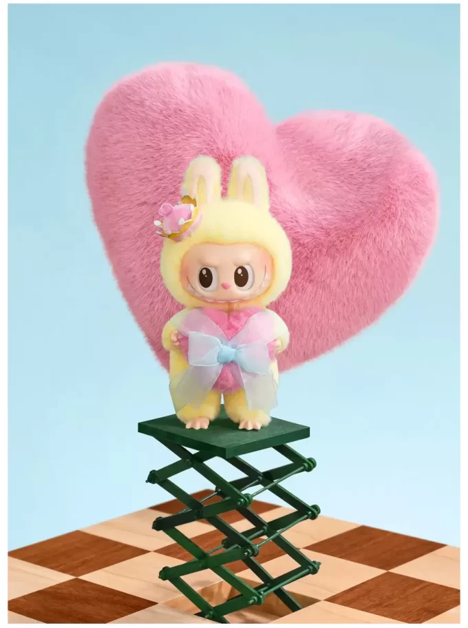 Carte à suspendre en vinyle et peluche de la série Let’s Checkmate des MONSTRES