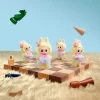 Carte à suspendre en vinyle et peluche de la série Let’s Checkmate des MONSTRES
