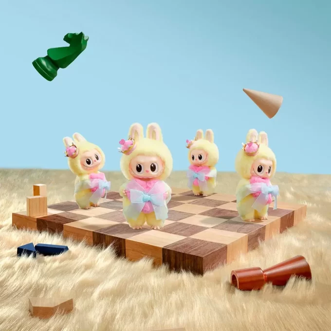 Carte à suspendre en vinyle et peluche de la série Let’s Checkmate des MONSTRES