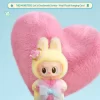 Carte à suspendre en vinyle et peluche de la série Let’s Checkmate des MONSTRES