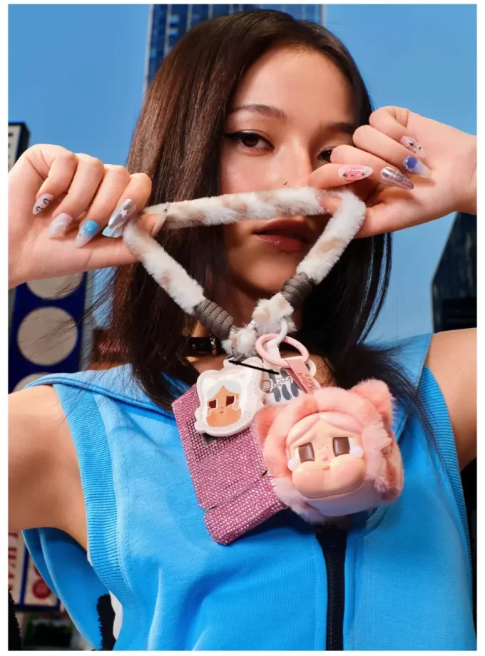 CRYBABY Wild But Cutie Series – Boîte surprise avec pendentif en peluche en vinyle CRYBABY Wild But Cutie Series – Boîte surprise avec pendentif en peluche en vinyle