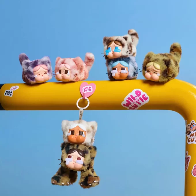 CRYBABY Wild But Cutie Series – Boîte surprise avec pendentif en peluche en vinyle CRYBABY Wild But Cutie Series – Boîte surprise avec pendentif en peluche en vinyle
