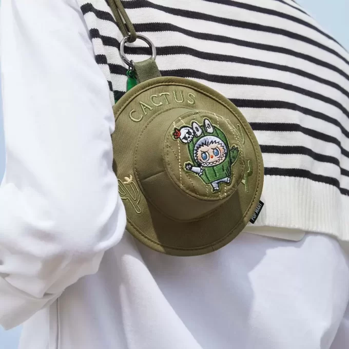 SÉRIE LES MONSTRES TOMBERENT À L’ÉTAT SAUVAGE – Mini sac à chapeau bob, boîte à bijoux SÉRIE LES MONSTRES TOMBERENT À L’ÉTAT SAUVAGE – Mini sac à chapeau bob, boîte à bijoux