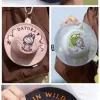 SÉRIE LES MONSTRES TOMBERENT À L’ÉTAT SAUVAGE – Mini sac à chapeau bob, boîte à bijoux SÉRIE LES MONSTRES TOMBERENT À L’ÉTAT SAUVAGE – Mini sac à chapeau bob, boîte à bijoux