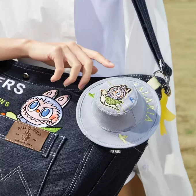 SÉRIE LES MONSTRES TOMBERENT À L&rsquo;ÉTAT SAUVAGE – Sac messager en denim