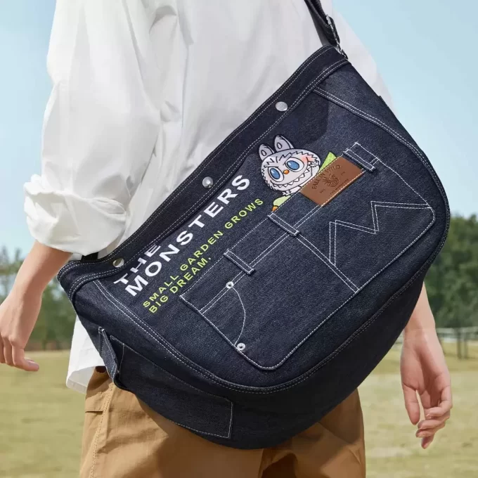 SÉRIE LES MONSTRES TOMBERENT À L&rsquo;ÉTAT SAUVAGE – Sac messager en denim