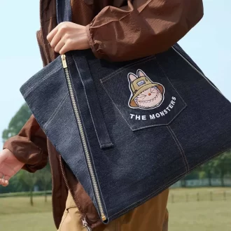 SÉRIE LES MONSTRES TOMBERENT À L&rsquo;ÉTAT SAUVAGE – Sac tablier en jean