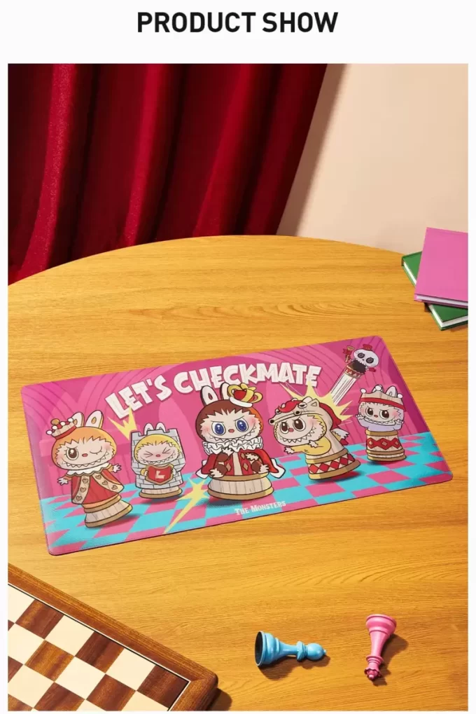 Tapis de bureau pour ordinateur de la série Let’s Checkmate de THE MONSTERS