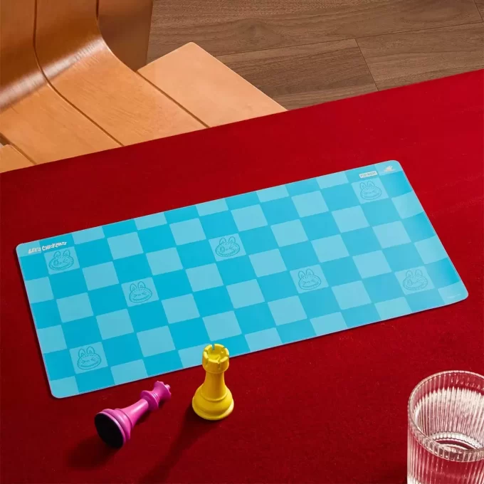 Tapis de bureau pour ordinateur de la série Let’s Checkmate de THE MONSTERS